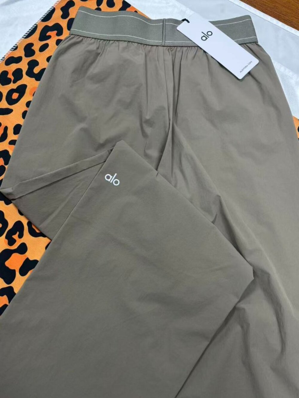 Brand new Alo Yoga Suit Up Trouser Olive🍃regular fit 30-inch inseam length 🖤 - Picture 4 of 9